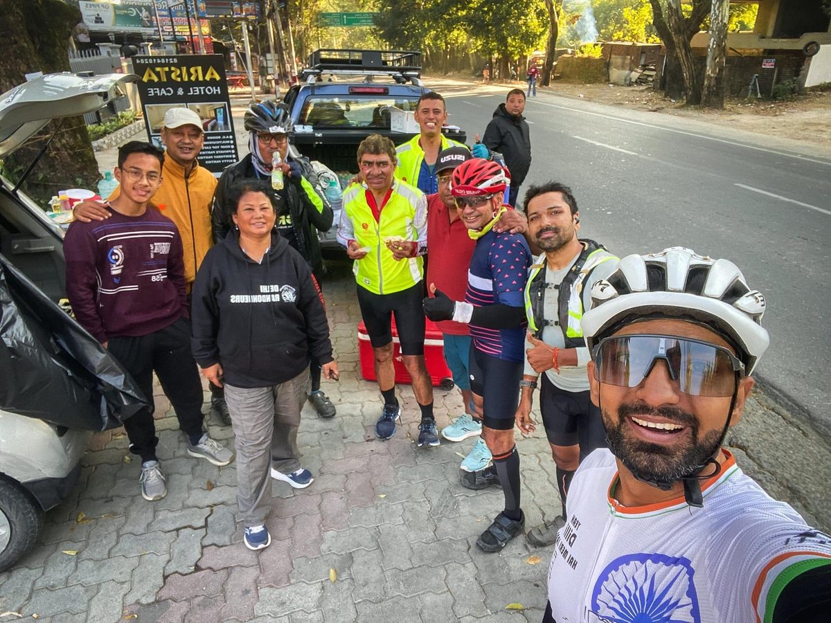 Shekhoo Shyam Raja with cyclists from Gwalior