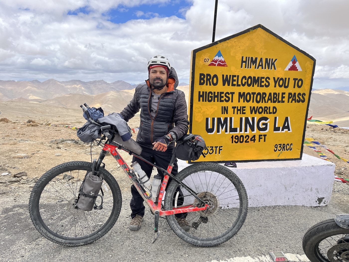 Shekhoo Shyam Raja with a bicycle at the Umling La sign